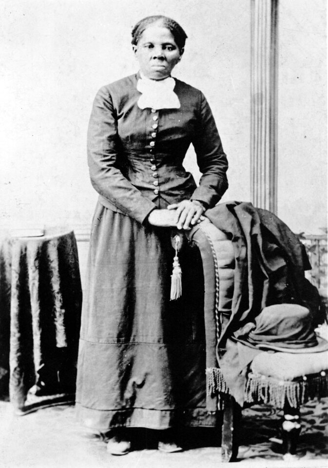 Photographie de Harriet Tubman, posant devant une chaise